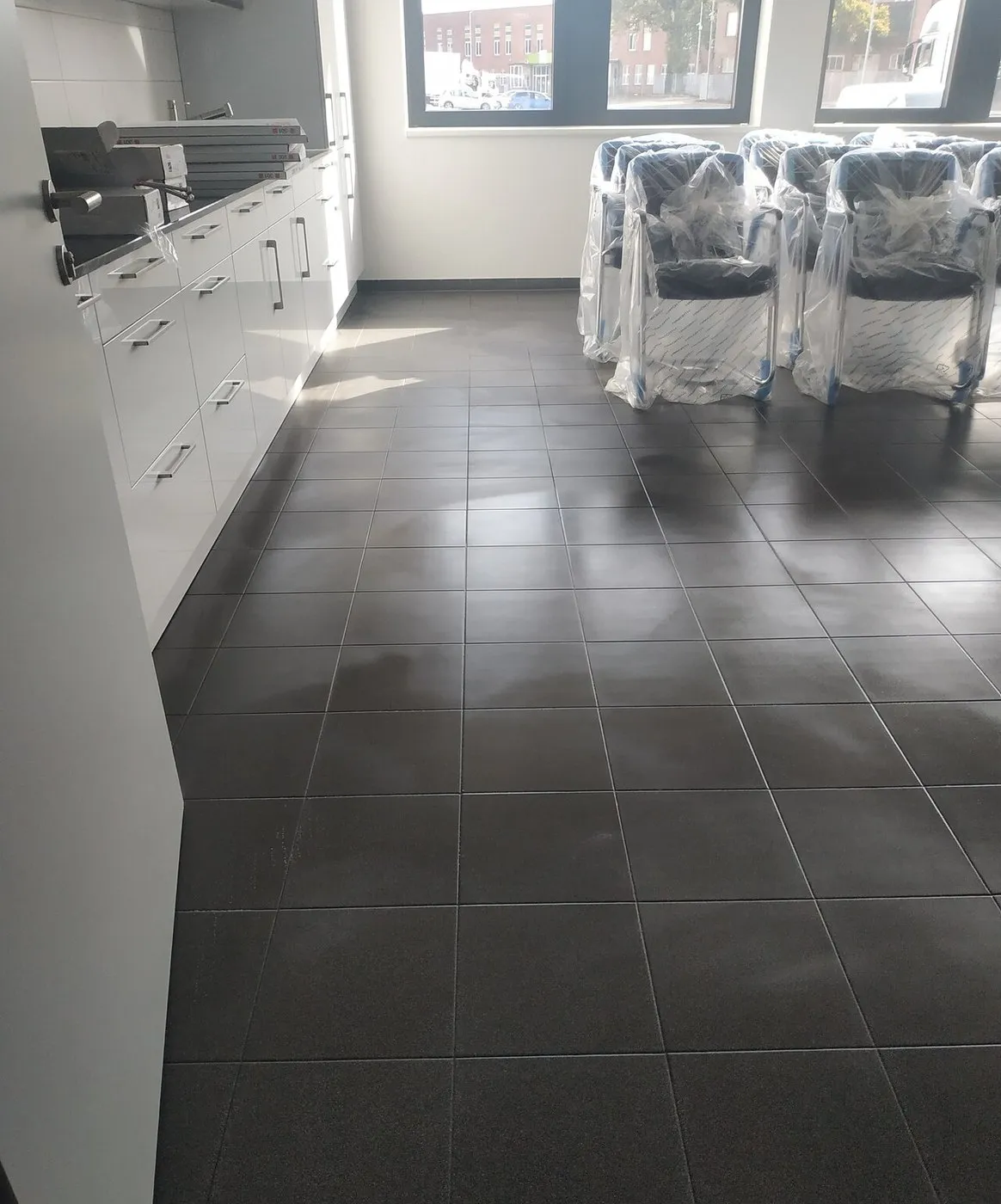 Büro mit Küchenzeile nach der Bauendreinigung