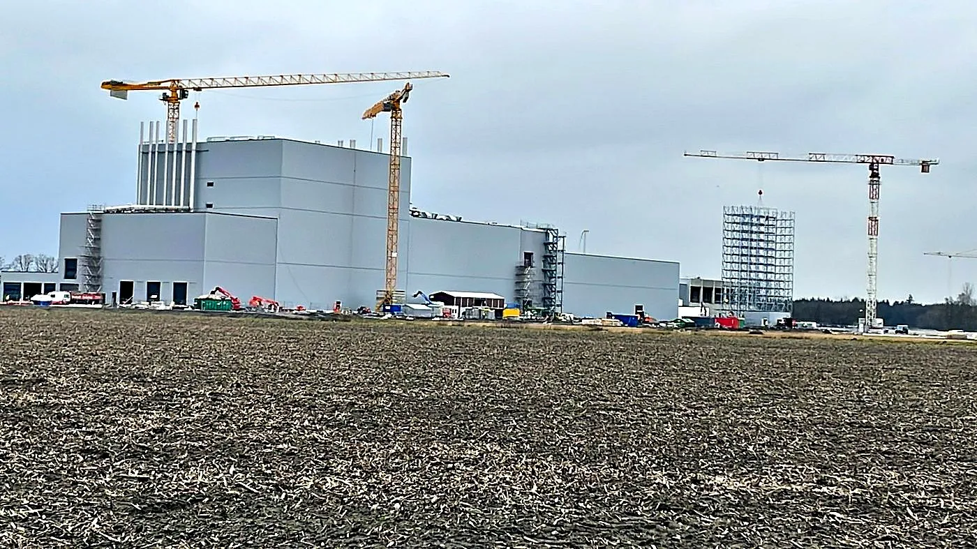 Großbaustelle eines Produktionswerks mit Kränen