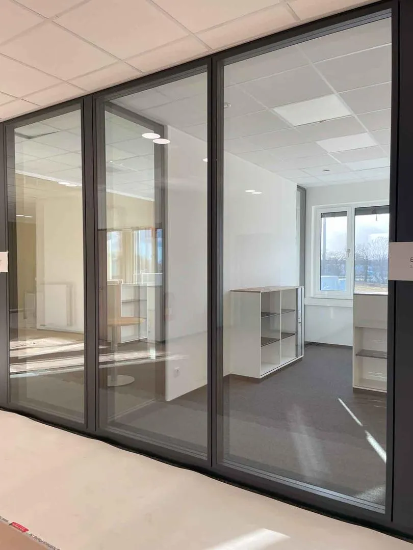 Gereinigtes Glasbüro in einem Neubau