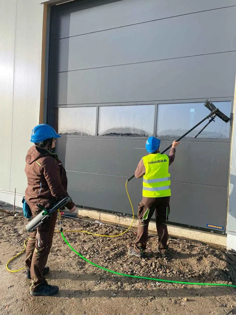 Glasreinigung an einer Halle