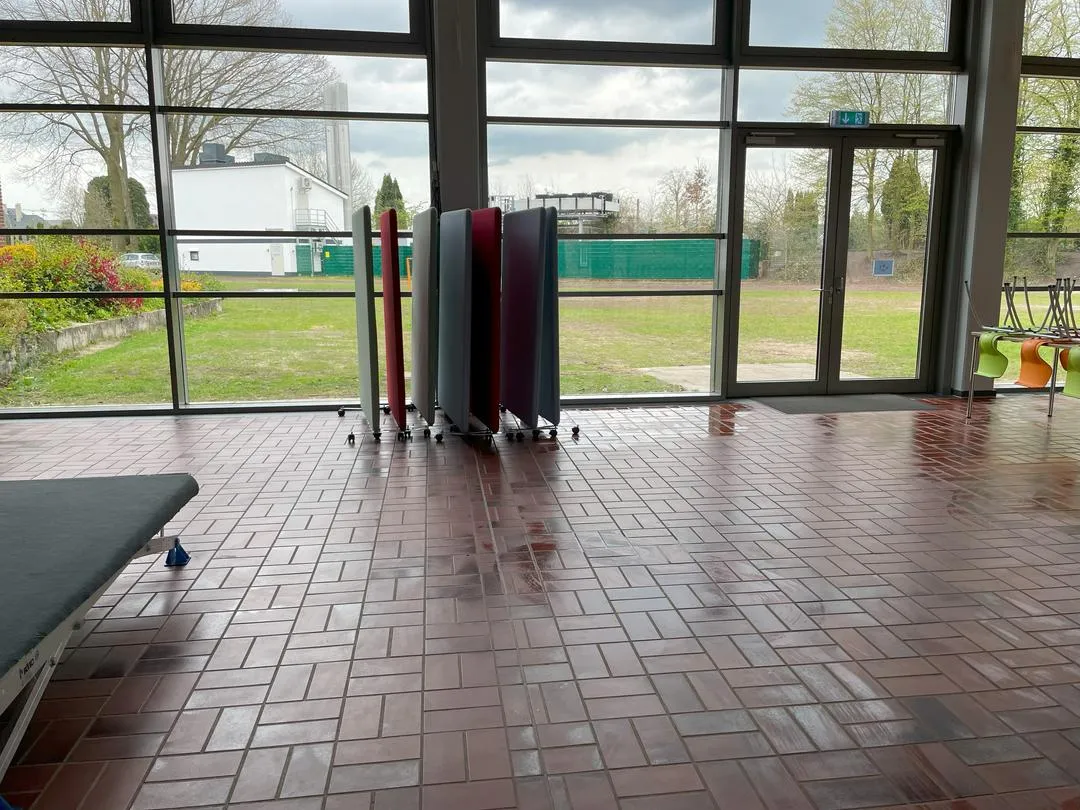 Gereinigter Flur mit glänzendem Boden
