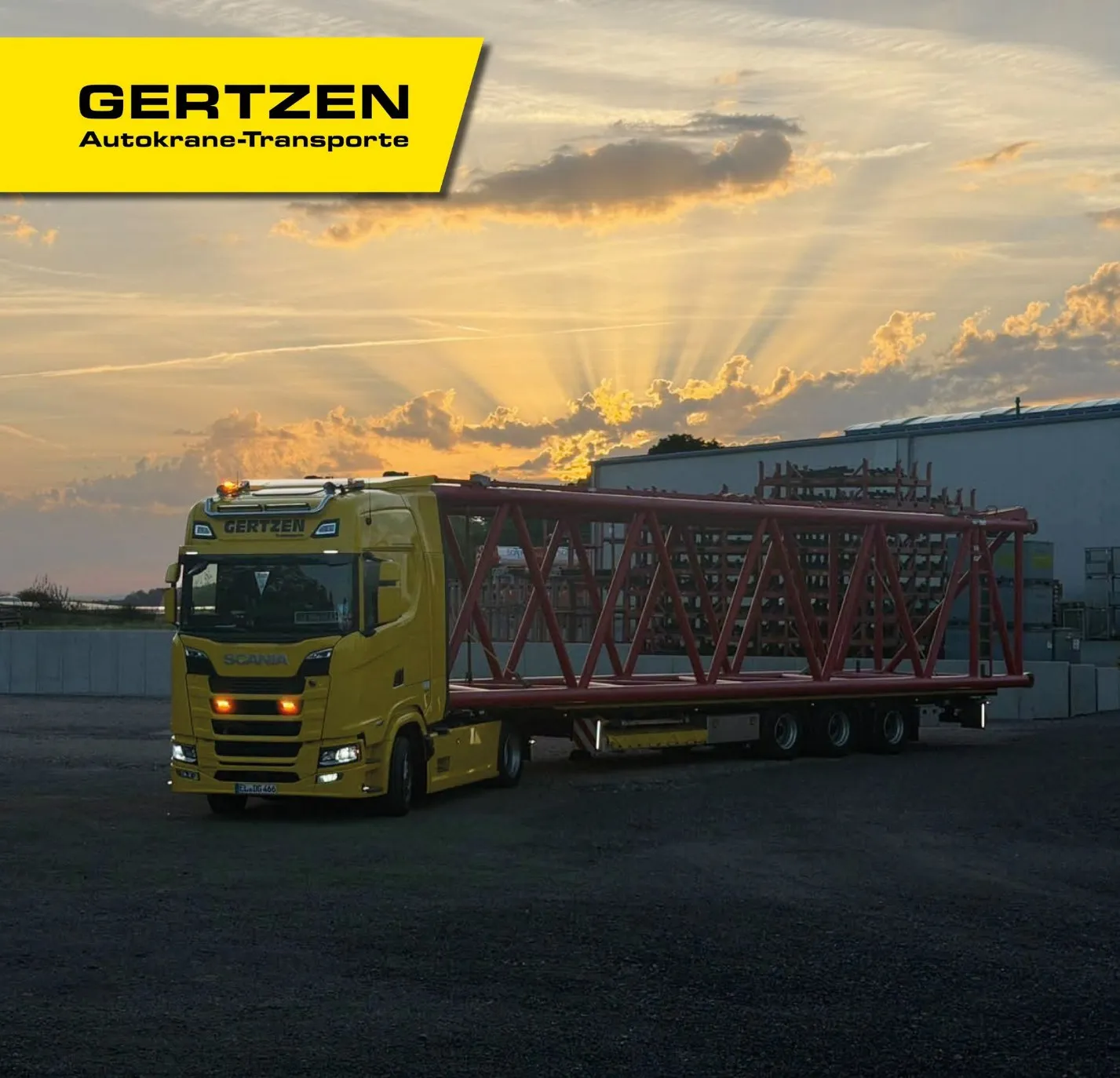 Logo von GERTZEN Autokrane-Transporte und gelber Sattelzug mit roten Kranteilen vor einer Halle im Abendlicht