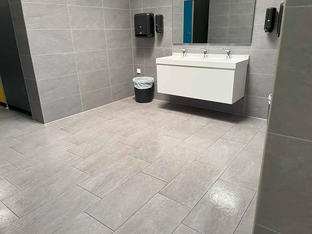 Sauberer Sanitärraum
