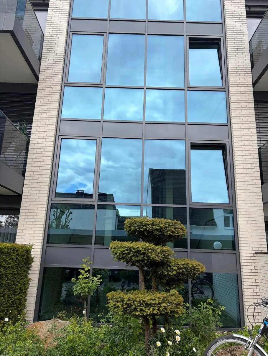 Treppenhaus mit großer Glasfassade nach der Glasreinigung