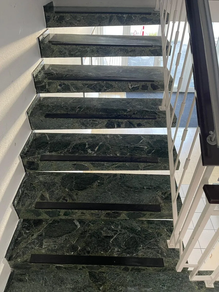 Treppe aus grünem Marmor nach der Reinigung
