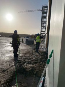 Feinsauber bei der professionellen Baustellenreinigung einer Industriehalle in Rheine – Reinigung von Fassaden und Außenflächen