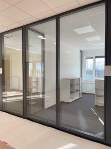 Saubere Glasflächen nach professioneller Büroreinigung in Rheine durch Feinsauber