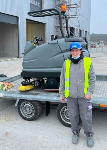 Feinsauber im Einsatz mit Kärcher-Scheuersaugmaschine auf Großbaustelle in Rheine – effiziente Gebäudereinigung großer Flächen